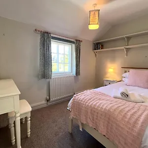 Charming 2 Bedroom With Parking Holiday home