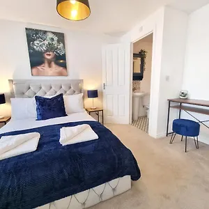 Modern & Spacious 3 Bedrooms And 2 Bathrooms Home, Free Parking! Holiday home